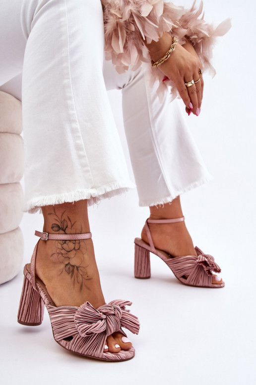 Dámske béžové topánky na vysokom... Dámske béžové topánky na vysokom...