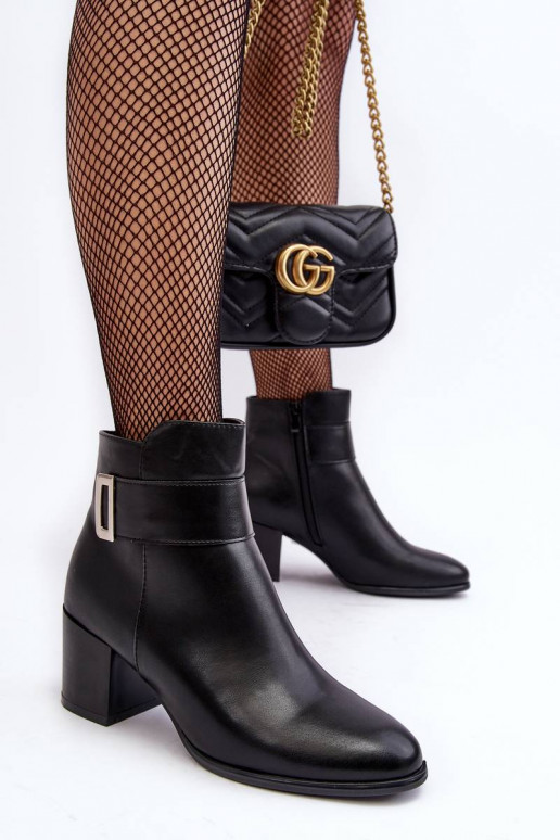 Čižmy na vysokých podpätkoch v... Čižmy na vysokých podpätkoch v...