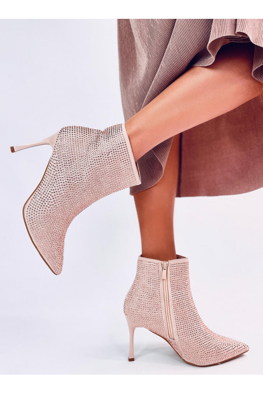 Čižmy na tenkých podpätkoch s... Čižmy na tenkých podpätkoch s...