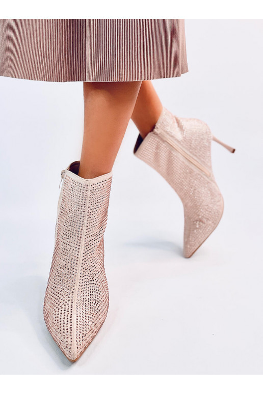 Čižmy na tenkých podpätkoch s... Čižmy na tenkých podpätkoch s...