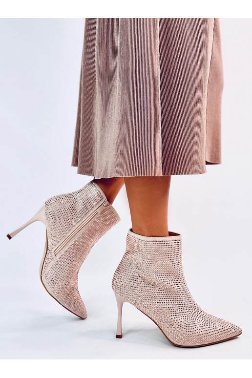 Čižmy na tenkých podpätkoch s... Čižmy na tenkých podpätkoch s...