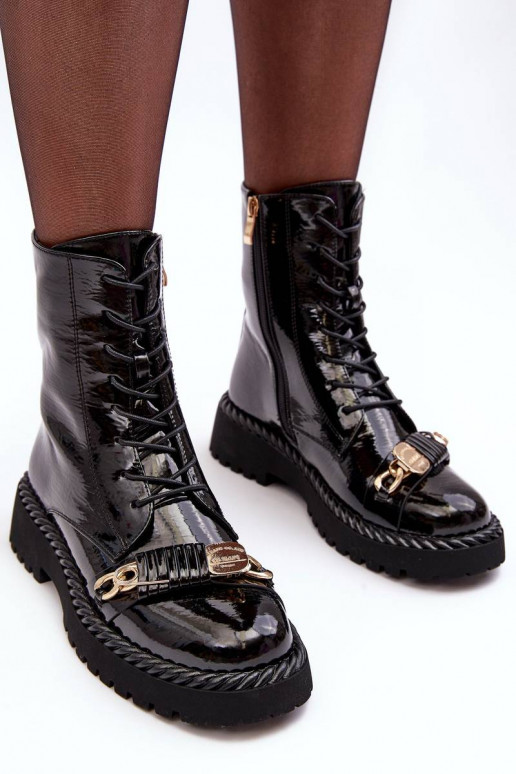 Lakované čižmy s ornamentami v... Lakované čižmy s ornamentami v...