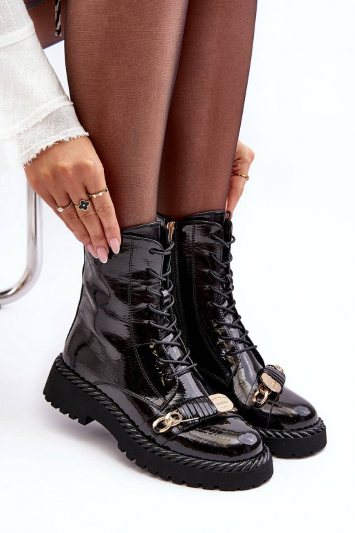 Lakované čižmy s ornamentami v... Lakované čižmy s ornamentami v...