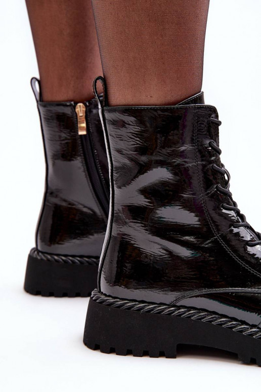 Lakované čižmy s ornamentami v... Lakované čižmy s ornamentami v...