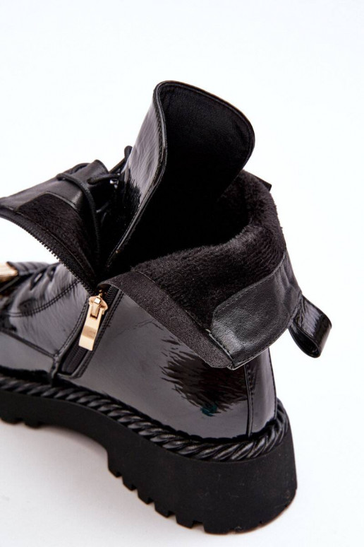 Lakované čižmy s ornamentami v... Lakované čižmy s ornamentami v...