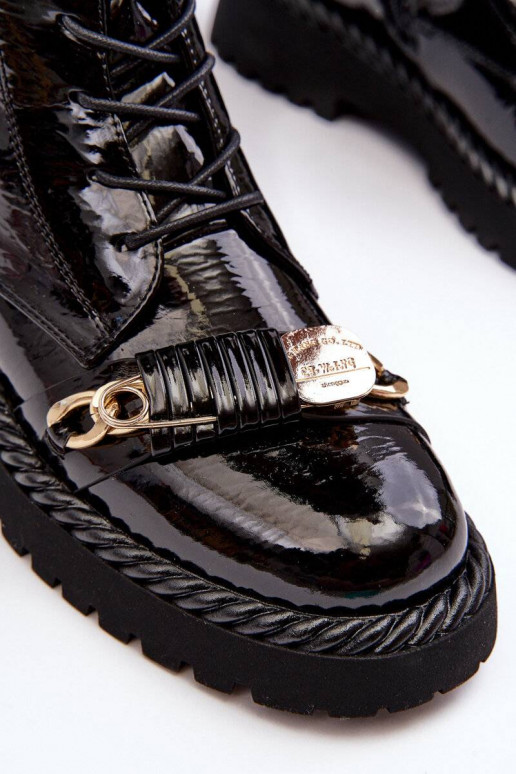 Lakované čižmy s ornamentami v... Lakované čižmy s ornamentami v...