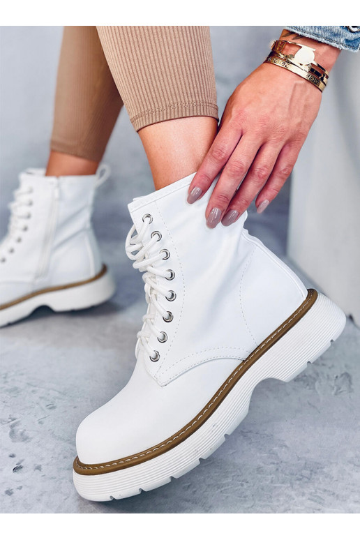 Čižmy so šnúrkami v bielej farbe...