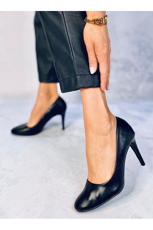 Klasické topánky v čiernej farbe...