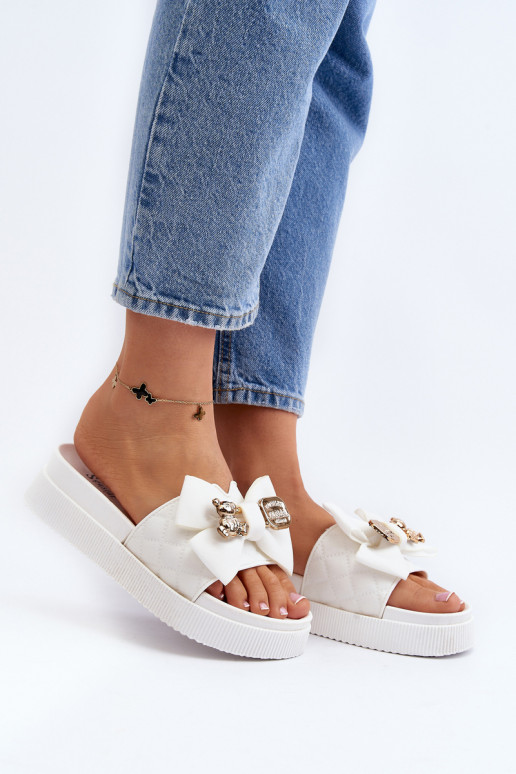 Papuče so stuhami v bielej farbe... Papuče so stuhami v bielej farbe...