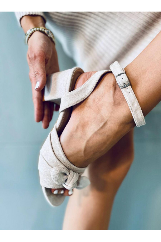 Štýlové sandále na vysokom opätku...