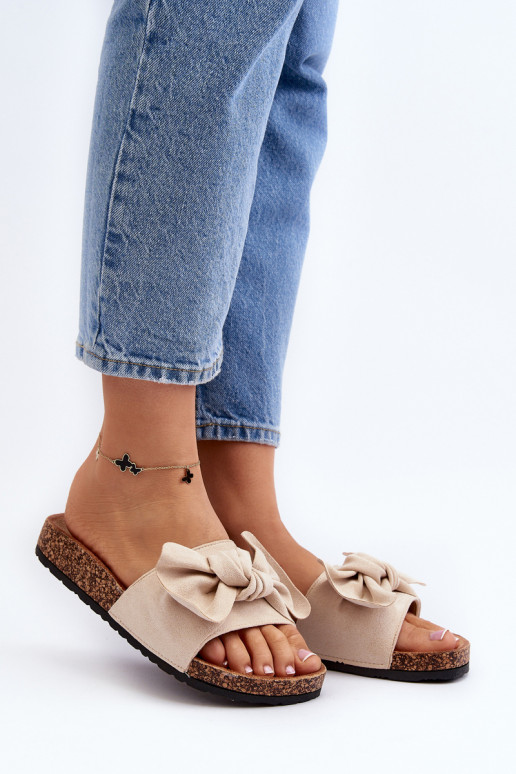 Dámske papuče so stuhou béžovej farby...