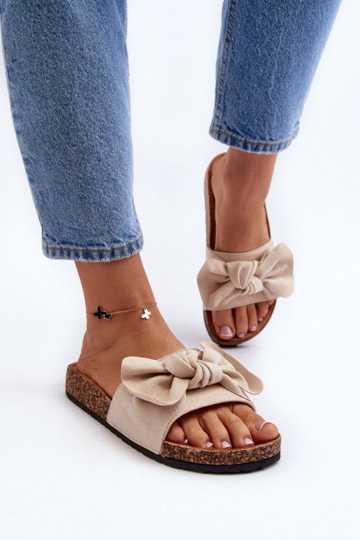 Dámske papuče so stuhou béžovej farby...