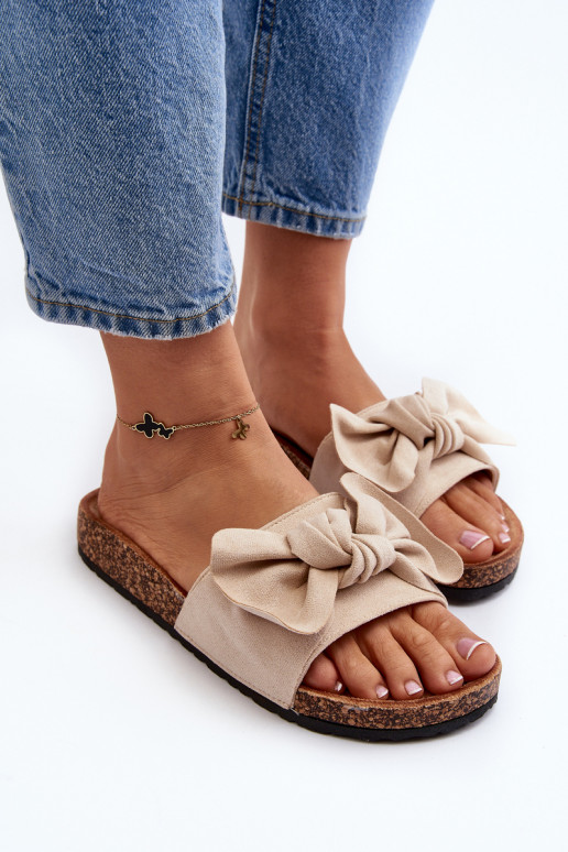 Dámske papuče so stuhou béžovej farby...