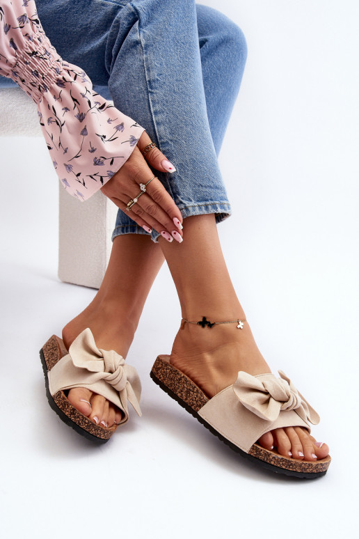 Dámske papuče so stuhou béžovej farby...