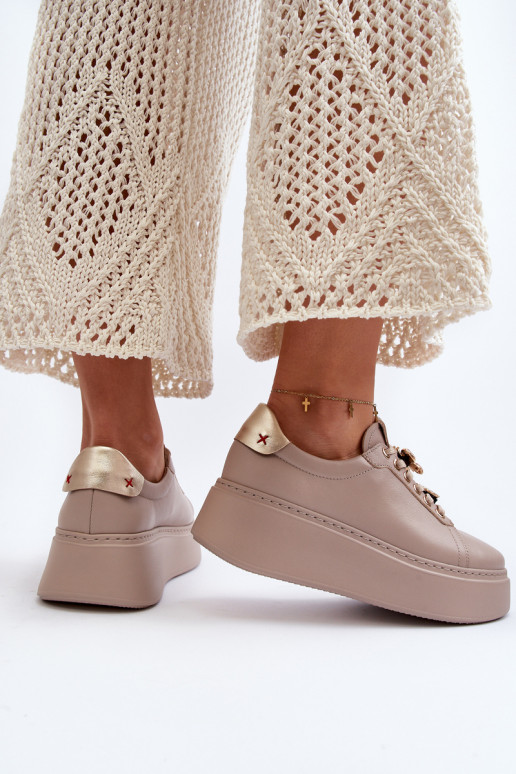 Tenisky model topánok s krásnymi... Tenisky model topánok s krásnymi...