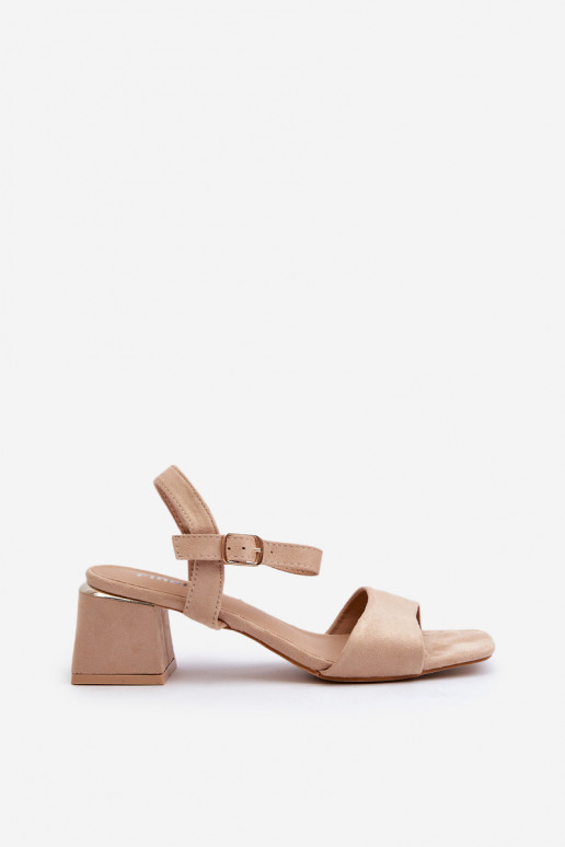 Dámske sandále vyrobené z béžového... Dámske sandále vyrobené z béžového...