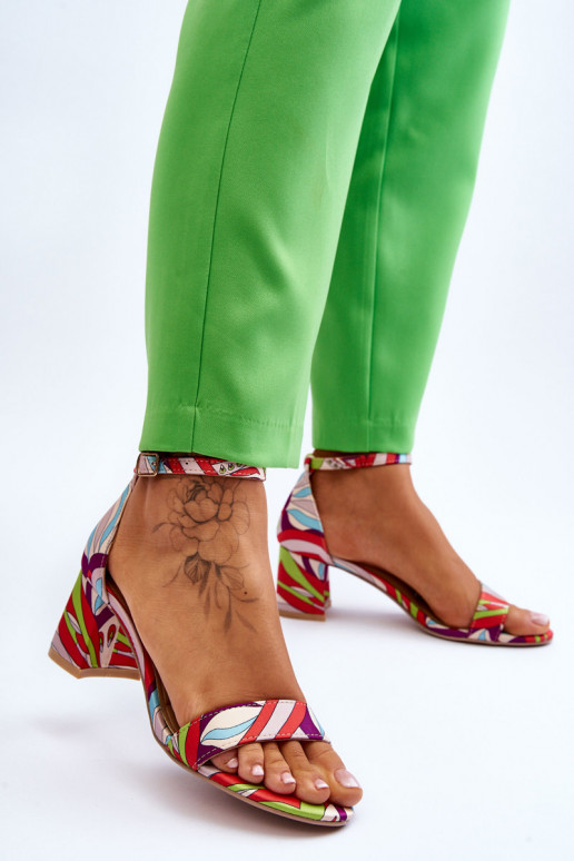 Saténové sandále na nízkom podpätku...