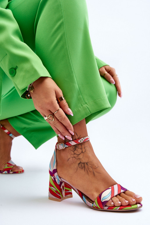 Saténové sandále na nízkom podpätku...