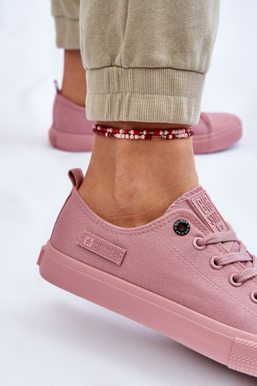 Klasický model tenisiek s plochou...