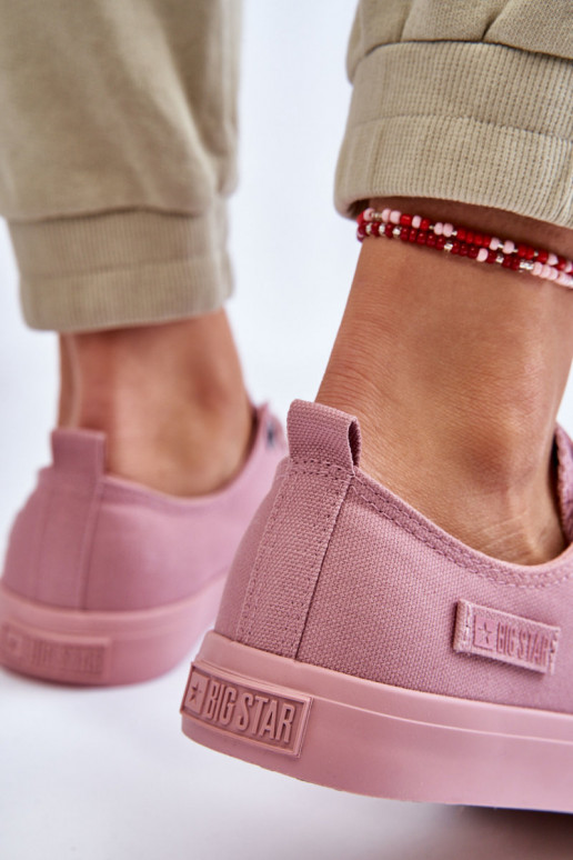 Klasický model tenisiek s plochou...