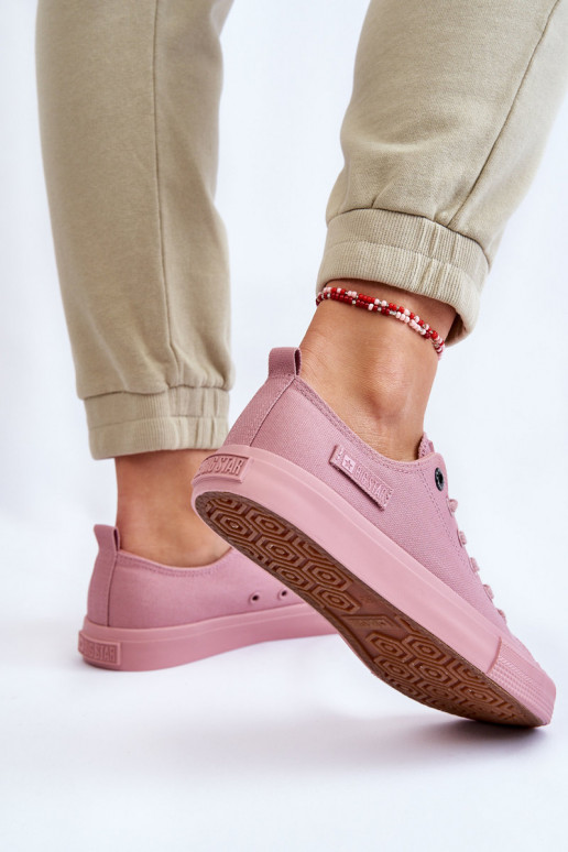 Klasický model tenisiek s plochou...