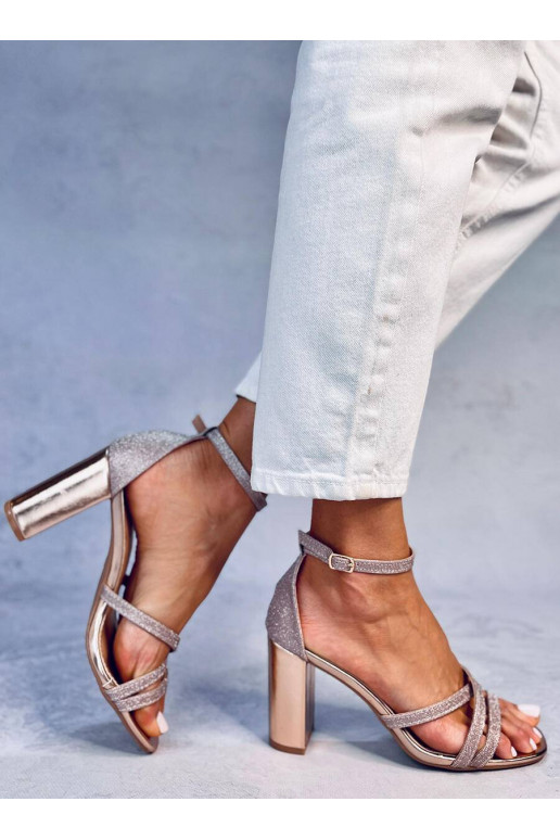 Štýlové sandále na vysokom opätku... Štýlové sandále na vysokom opätku...