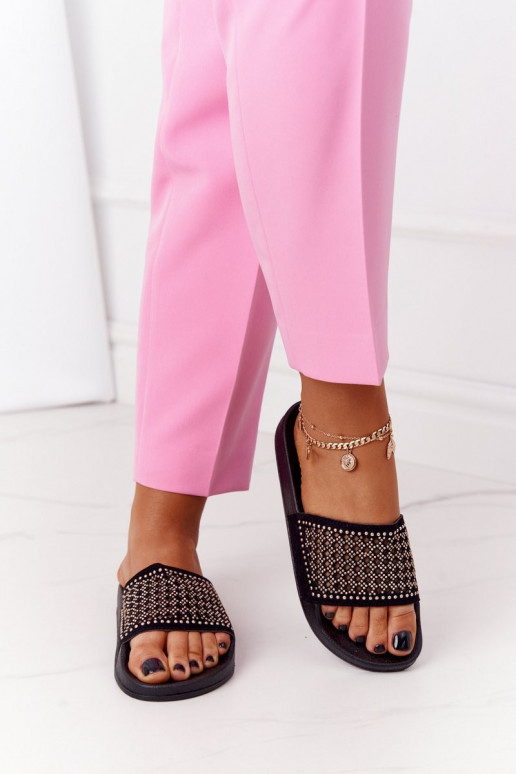 Papuče sú čierne Papuče sú čierne