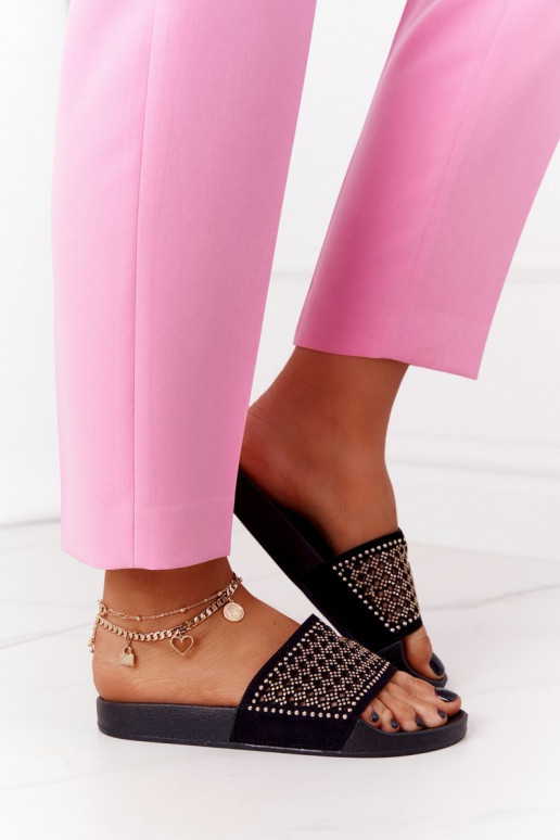 Papuče sú čierne Papuče sú čierne