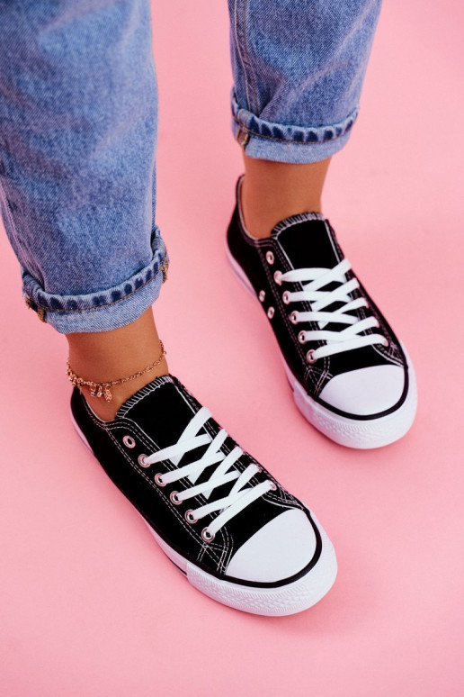 Klasický model ležérnej obuvi čiernej farby s bielou podrážkou Klasický model ležérnej obuvi čiernej farby s bielou podrážkou