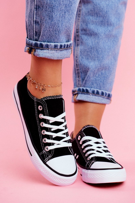 Klasický model ležérnej obuvi čiernej farby s bielou podrážkou Klasický model ležérnej obuvi čiernej farby s bielou podrážkou