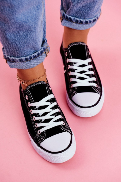 Klasický model ležérnej obuvi čiernej farby s bielou podrážkou Klasický model ležérnej obuvi čiernej farby s bielou podrážkou