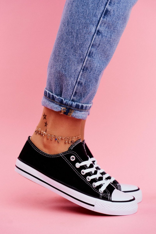 Klasický model ležérnej obuvi čiernej farby s bielou podrážkou Klasický model ležérnej obuvi čiernej farby s bielou podrážkou