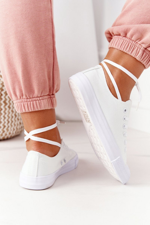 Klasický model voľnočasovej obuvi v bielej farbe