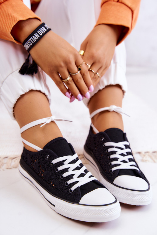 Voľnočasová obuv s prelamovanými prvkami v čiernej farbe Venture