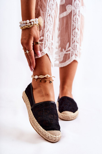 Klasický model espadriliek s prelamovanými prvkami v čiernej farbe Catris
