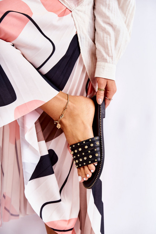 Kožené papuče s ornamentami v čiernej farbe Brien Kožené papuče s ornamentami v čiernej farbe Brien