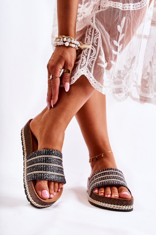 Klasický model Šľapky s retiazkami v čiernej farbe Maddy Klasický model Šľapky s retiazkami v čiernej farbe Maddy