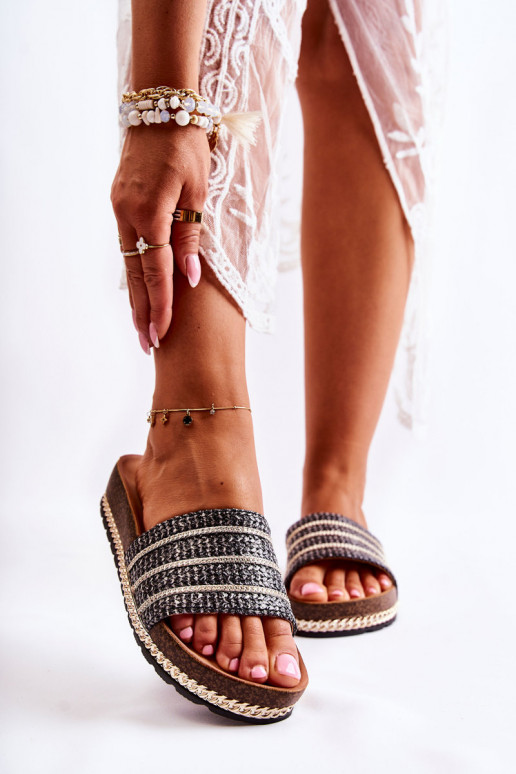 Klasický model Šľapky s retiazkami v čiernej farbe Maddy Klasický model Šľapky s retiazkami v čiernej farbe Maddy