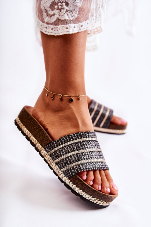 Klasický model Šľapky s retiazkami v čiernej farbe Maddy Klasický model Šľapky s retiazkami v čiernej farbe Maddy