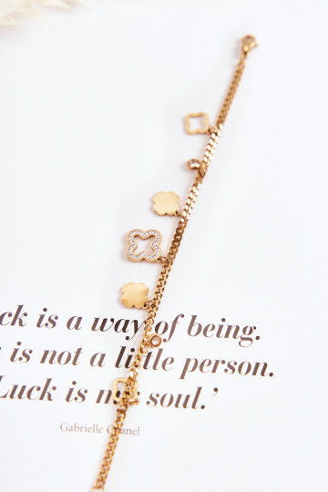 Náramok s krásnymi detailmi v zlatej farbe