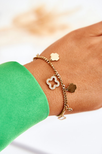 Náramok s krásnymi detailmi v zlatej farbe 2