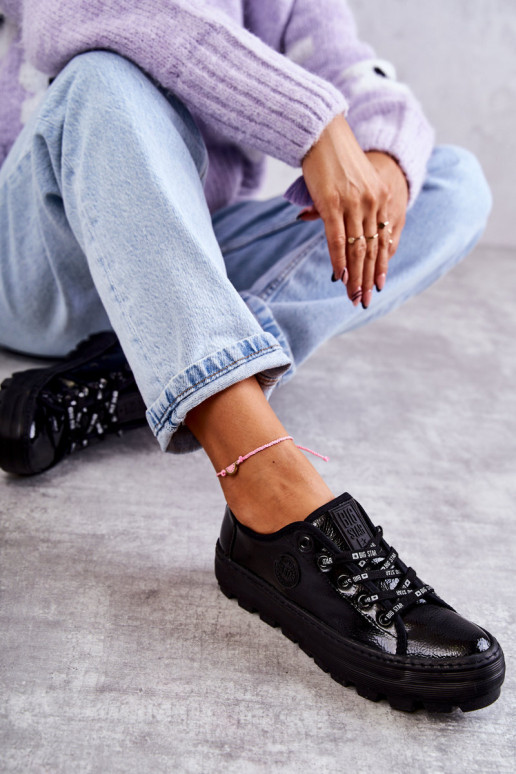 s lakovým efektom voľnočasové topánky Big Star KK274044 čiernej farby s lakovým efektom voľnočasové topánky Big Star KK274044 čiernej farby