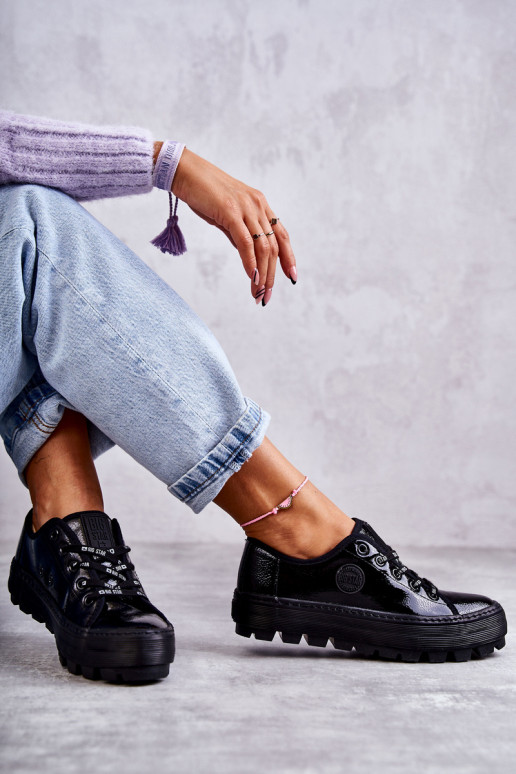 s lakovým efektom voľnočasové topánky Big Star KK274044 čiernej farby s lakovým efektom voľnočasové topánky Big Star KK274044 čiernej farby