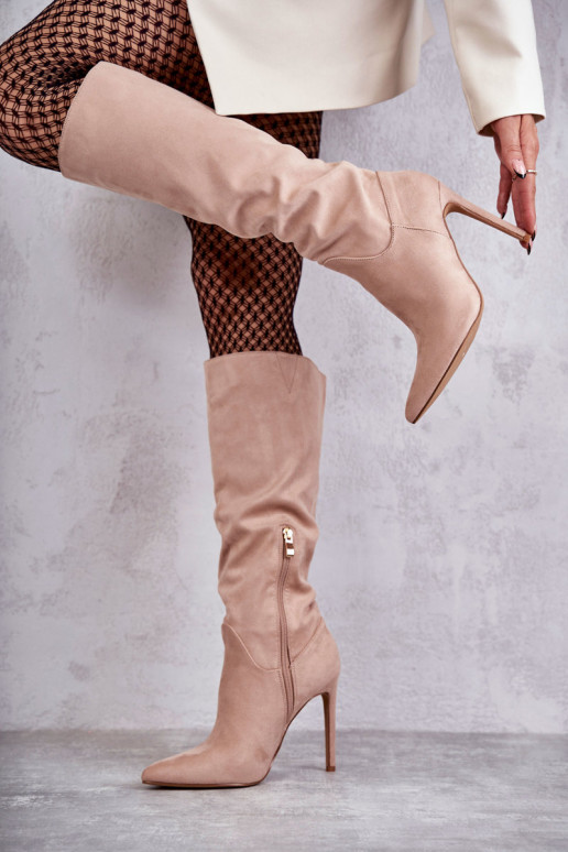 Klasický model semišových dlhých čižiem Ameya s tenkými podpätkami v béžovej farbe Klasický model semišových dlhých čižiem Ameya s tenkými podpätkami v béžovej farbe