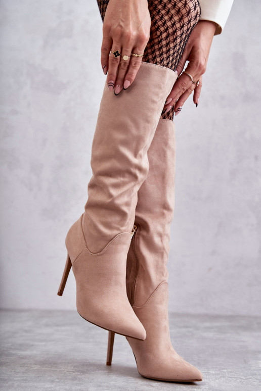 Klasický model semišových dlhých čižiem Ameya s tenkými podpätkami v béžovej farbe Klasický model semišových dlhých čižiem Ameya s tenkými podpätkami v béžovej farbe