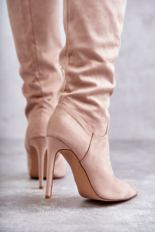 Klasický model semišových dlhých čižiem Ameya s tenkými podpätkami v béžovej farbe Klasický model semišových dlhých čižiem Ameya s tenkými podpätkami v béžovej farbe