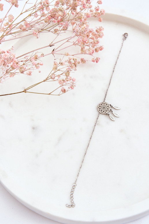 Náramok je strieborný