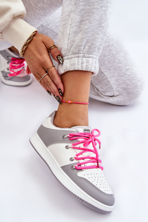 Klasický model športovej obuvi so šnúrkami Bielo-šedá farba Jella Klasický model športovej obuvi so šnúrkami Bielo-šedá farba Jella