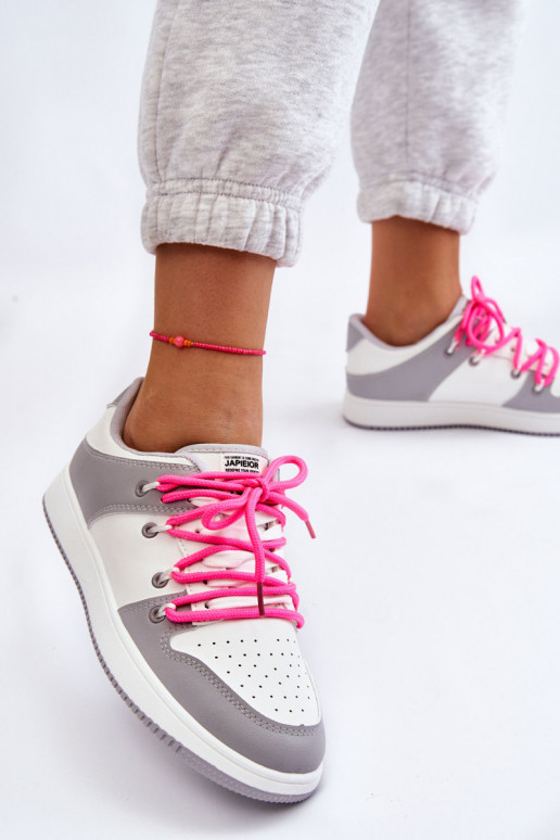 Klasický model športovej obuvi so šnúrkami Bielo-šedá farba Jella Klasický model športovej obuvi so šnúrkami Bielo-šedá farba Jella