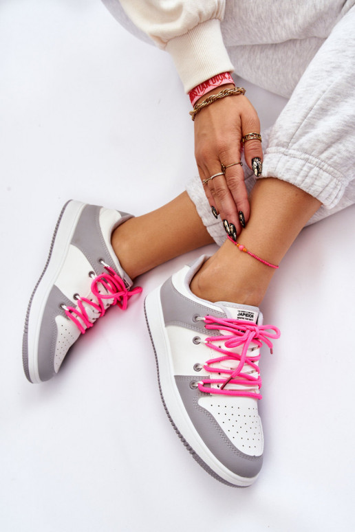 Klasický model športovej obuvi so šnúrkami Bielo-šedá farba Jella Klasický model športovej obuvi so šnúrkami Bielo-šedá farba Jella